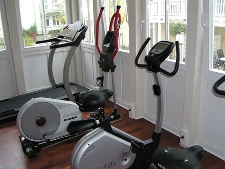 Blick in den gut ausgestatteten Fitnessbereich des Dünenschlosses