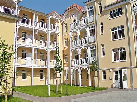 Noch ein Blick in den ruhigen und sonnigen Innenhof des Dünenschlosses, wo sich auch Ihre Ferienwohnung befindet