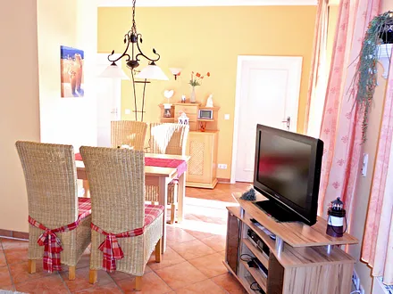 Mediterraner Essbereich mit ausziehbarem Tisch für bis zu 6 Personen