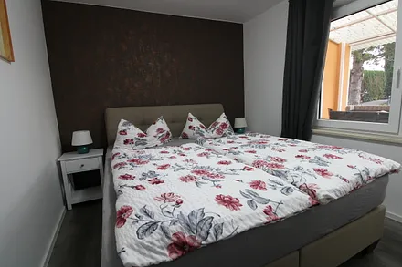 Schlafzimmer mit Boxspringbett