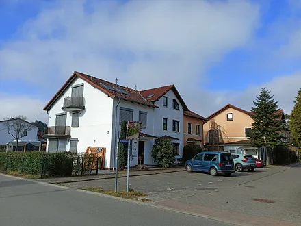 Vorderansicht mit Parkplätzen