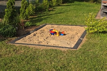 Sandkiste auf dem Grundstück