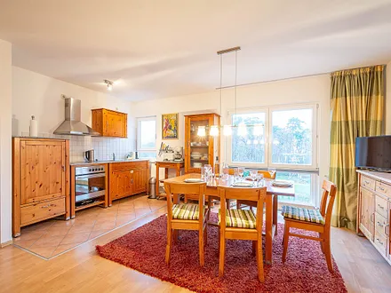 Der Essbereich mit offener Küchenzeile