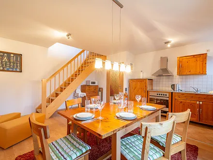 Der Essbereich mit offener Küchenzeile