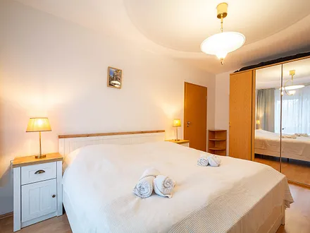 Das Schlafzimmer mit Doppelbett und Kleiderschrank