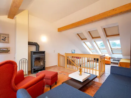 Der gemütliche Wohn- und Schlafbereich mit Kamin