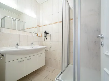 Das Bad mit Dusche und WC