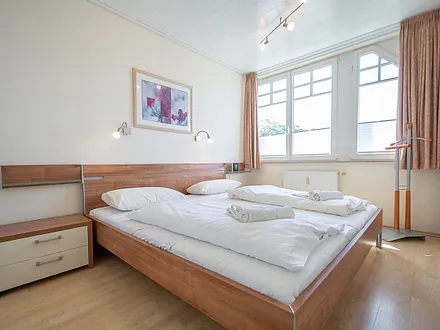 Das helle freundliche Schlafzimmer mit Doppelbett