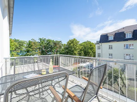 Der möblierte Balkon mit Meerblick
