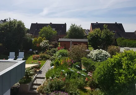 Blick vom Balkon in ein Blütenmeer