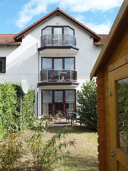 Garten mit Fahrradhaus