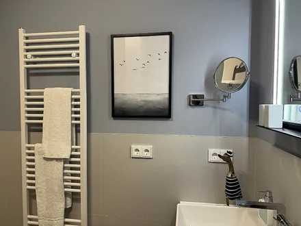 Das Bad mit Dusche und WC