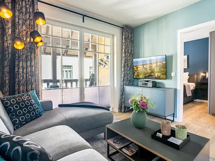 Der Wohnbereich mit Zugang zum Balkon