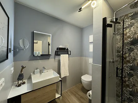 Das Bad mit Dusche und WC