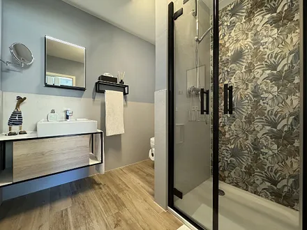 Das Bad mit Dusche und WC