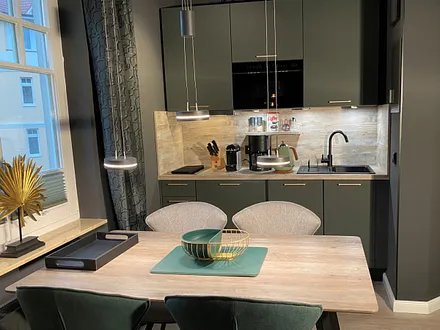 Der Esstisch und die Küchenzeile