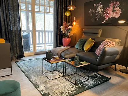 Der Wohnbereich mit Zugang zum Balkon