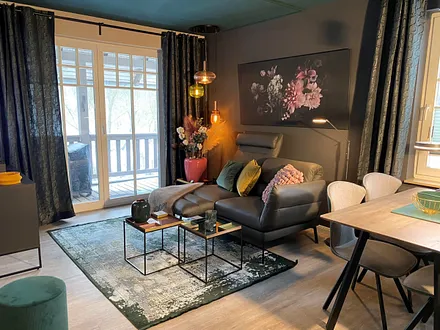 Der Wohnbereich mit Zugang zum Balkon