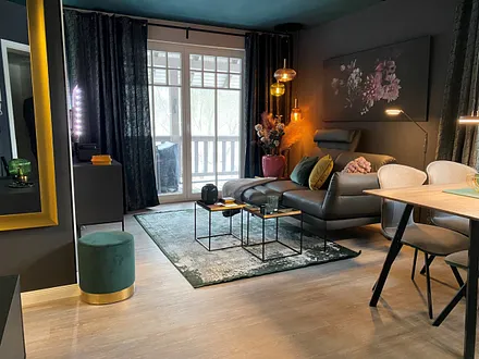 Der Wohnbereich mit Zugang zum Balkon