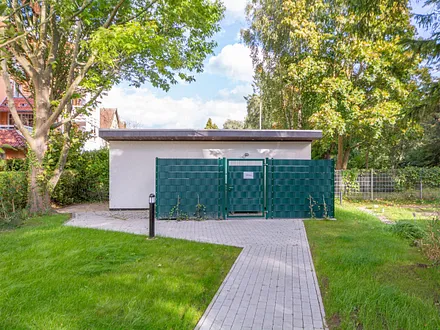 Die abschließbare Datscha hinter dem Haus