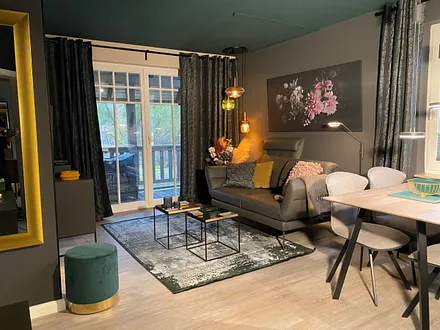 Der Wohnbereich mit Zugang zum Balkon