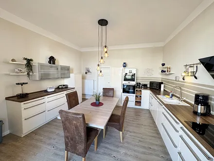 Küchenzeile mit diversen Küchenhelfern