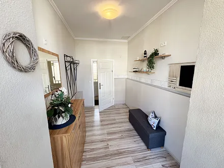 großzügiger heller Flur mit Garderobe und Sideboard