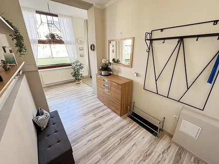 großzügiger heller Flur mit Garderobe und Sideboard