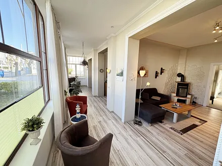 gemütliche Sitzecke mit Sessel