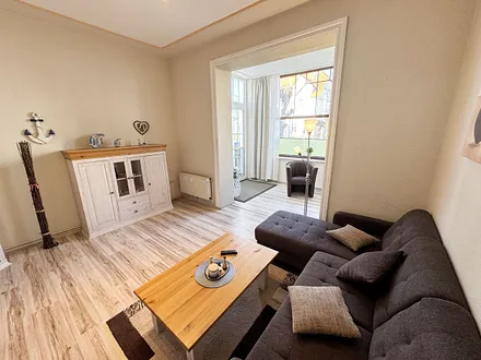 gemütlicher Wohnzimmer mit Couch