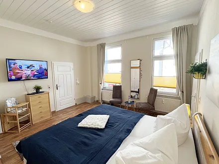 1. Schlafzimmer mit Doppelbett und Smart-TV