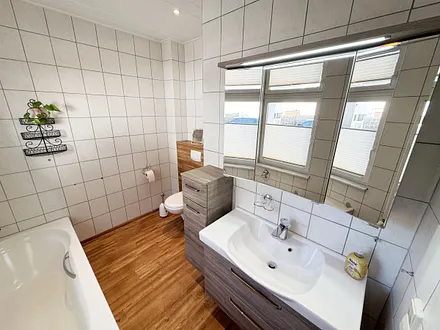 1.Badezimmer mit Waschbecken