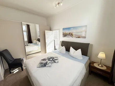 2.Schlafzimmer mit Doppelbett und Kleiderschrank