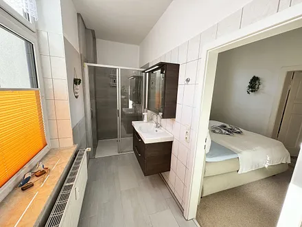 2.Badezimmer mit Blick ins Schlafzimmer