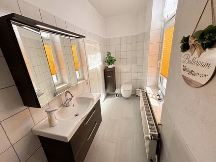 2.Badezimmer mit Waschbecken und WC