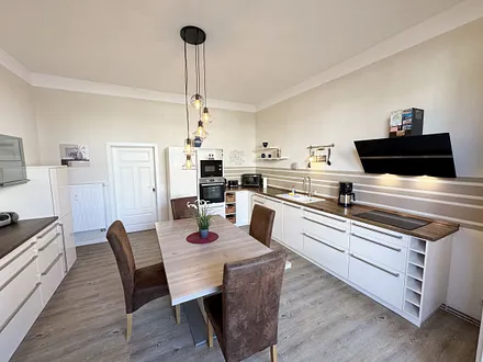 Küchenzeile mit diversen Küchenhelfern