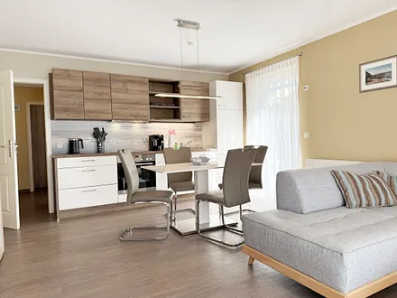 Küchenzeile mit modernen Küchengeräten