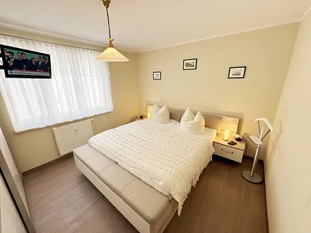 Schlafzimmer mit Doppelbett