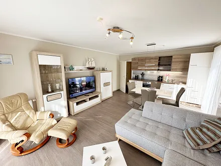 gemütlicher Wohn-und Essbereich mit Küchenzeile