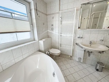 Badezimmer mit Dusche und Badewanne