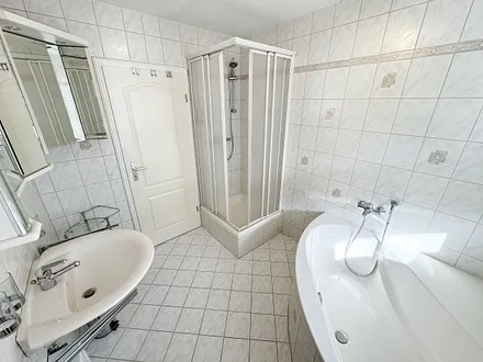 Badezimmer mit Dusche und Badewanne