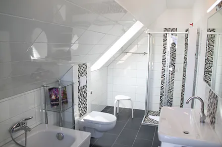 Bad mit Badewanne und Dusche