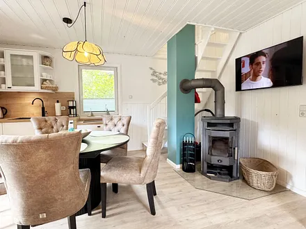 gemütlicher Wohnbereich mit Kaminofen