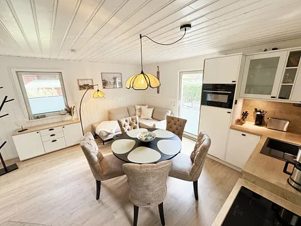 Essbereich mit Stühlen