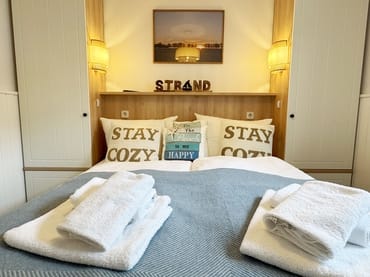1.Schlafzimmer mit Doppelbett und Ablagemöglichkeit