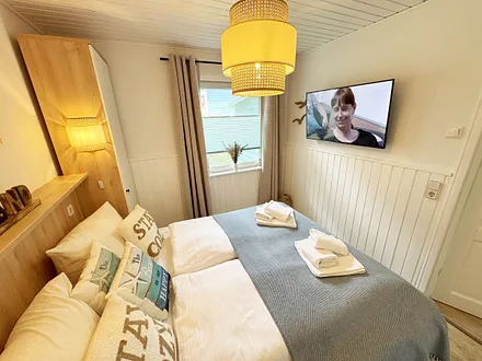 1.Schlafzimmer mit Doppelbett und Smart-TV
