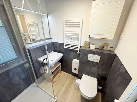 Tageslicht Badezimmer mit WC