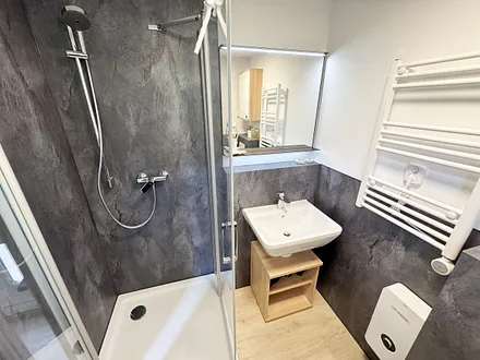 Tageslicht Badezimmer mit ebenerdiger Dusche