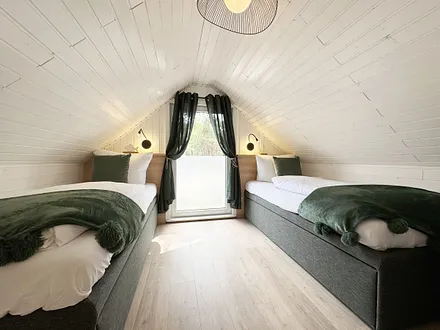 2. Schlafzimmer mit 2 Einzelboxspringbetten