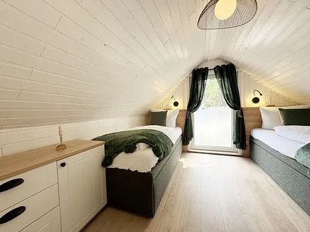 2. Schlafzimmer mit 2 Einzelboxspringbetten und Sideboard